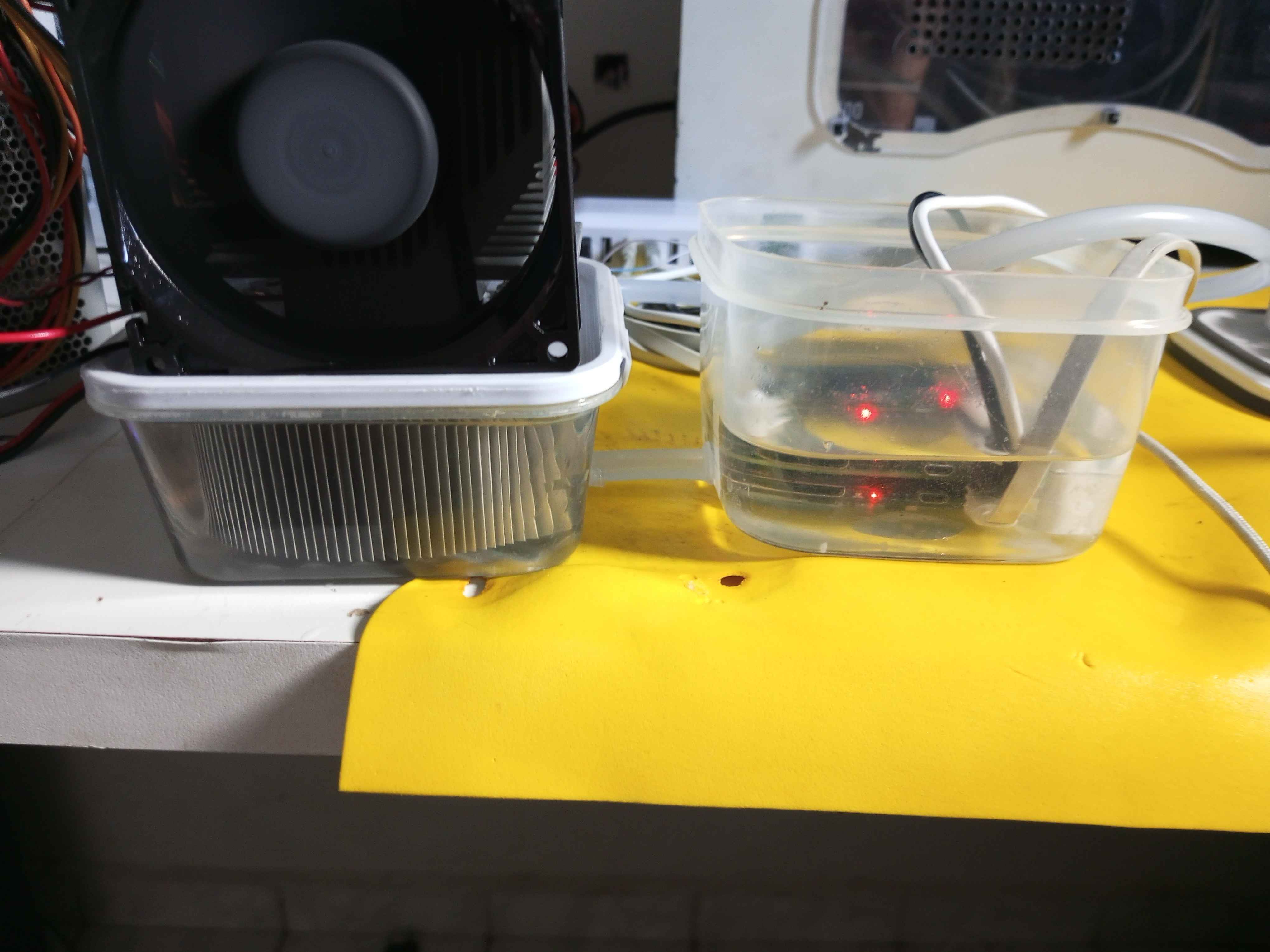 Cluster ARM com SBCs em recipientes de óleo mineral e refrigeração auxiliar